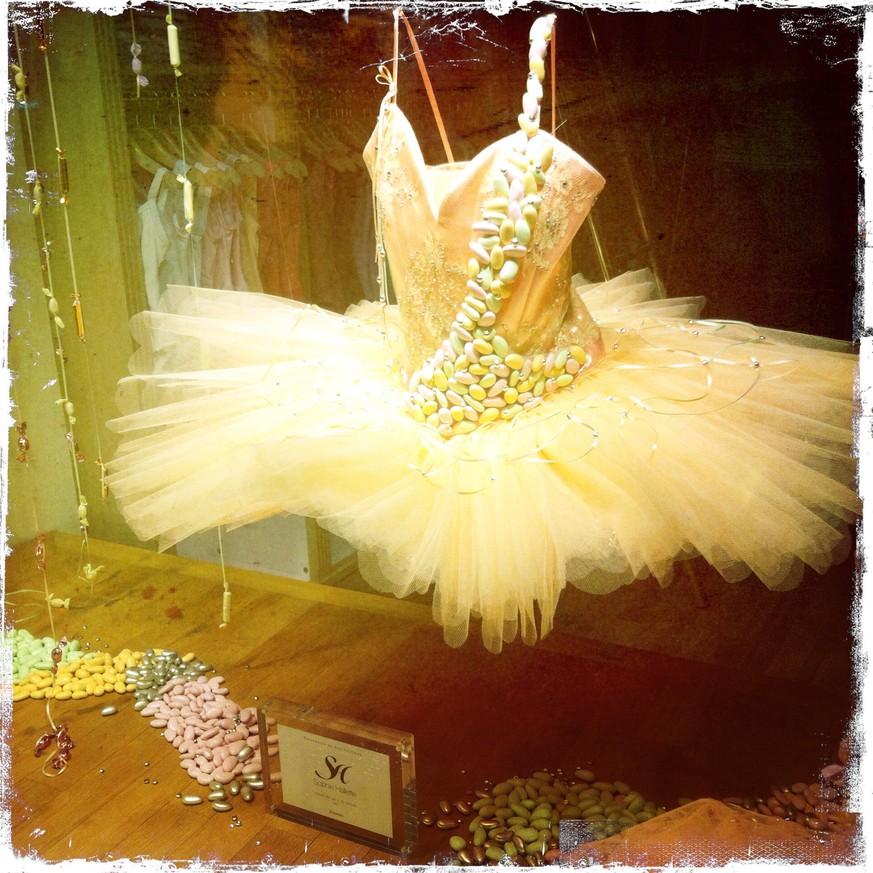 7. Sogar beim Hochleistungs-Hobby Ballett denkt der Franzose ans Essen. Hier das Schaufenster von Repetto.