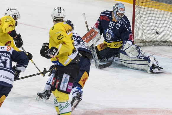 SC Bern Spieler Thomas Ruefenacht, links, erzielt gegen Zugs Goalie Tobias Stephan das erste Tor des sechsten Eishockey Playoff-Finalspiels der National League A zwischen dem EV Zug und dem SC Bern, a ...