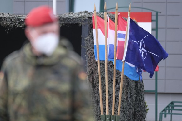 epaselect epa09777033 A German soldier of the NATO enhanced Forward Presence (EFP) Battalion Battle Group in Lithuania attends a ceremony during a visit of German Defence Minister Lambrecht to Rukla M ...