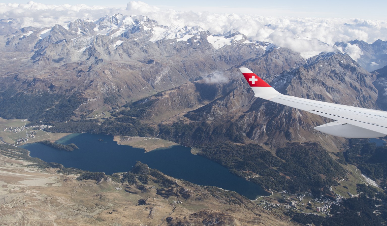 Blick auf die Landschaft anlaesslich des Media Kick-off zu den FIS Alpinen Ski Weltmeisterschaften St. Moritz 2017 auf einem Rundflug Zuerich-St. Moritz in einem Bombardier der C Series, am Samstag, 8 ...