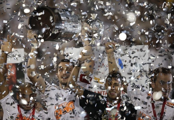 Brazil&#039;s Santos&#039; players celebrate at the end of the Copa Libertadores final soccer match against Uruguay&#039;s Penarol in Sao Paulo, Brazil, Wednesday, June 22, 2011. Santos won 2-1. (AP P ...