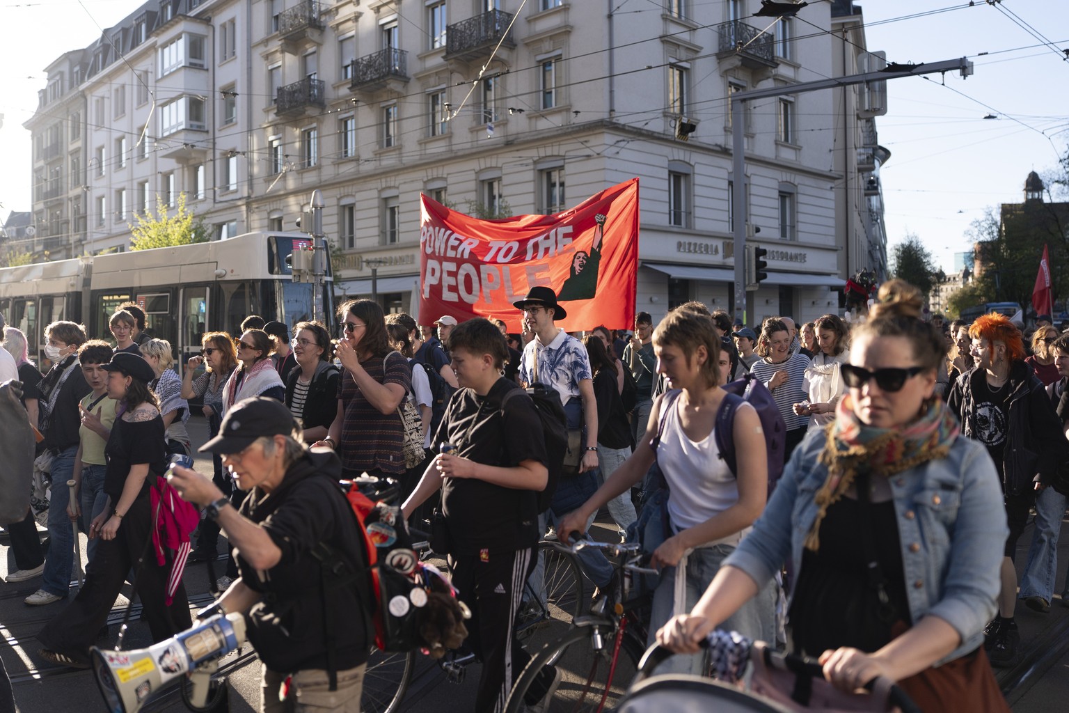 Personen ziehen an einer Demonstration gegen den Iran-Krieg der USA durch die Stadt am Mittwoch, 8. April 2026 in Zuerich. (KEYSTONE/Claudio Thoma)