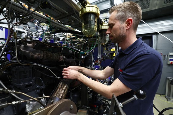 epa12077500 A development engineer works on a hydrogen engine at a test bench during a press visit at the Bosch Power Solutions in Stuttgart-Feuerbach, Germany, 06 May 2025. The German engineering and ...