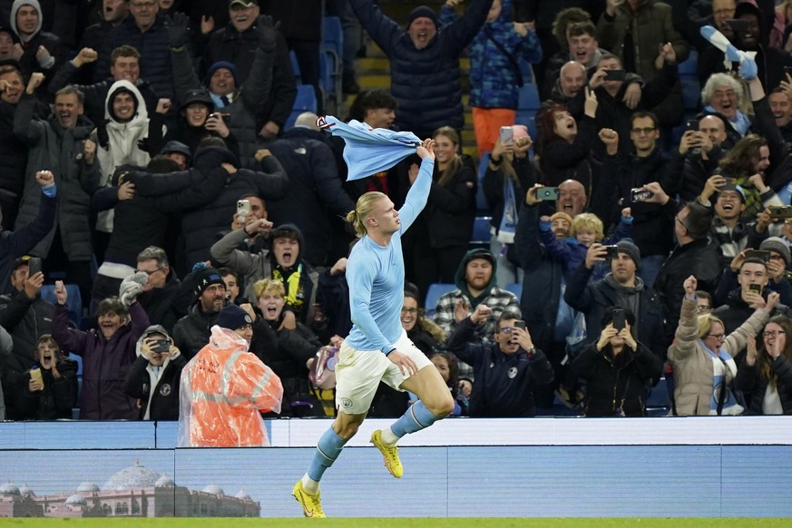 Manchester City&#039;s Erling Haaland celebrates after scoring his side&#039;s second goal from the penalty spot during the English Premier League soccer match between Manchester City and Fulham at Et ...