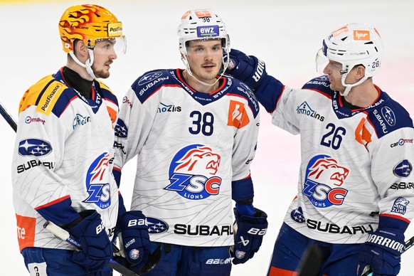 Lions Postfinance Topscorer Dean Kukan, Rudolfs Balcers Simon Bodenmann, von links, jubeln beim Eishockey-Qualifikationsspiel der National League zwischen den SCL Tigers und den ZSC Lions, am Freitag  ...