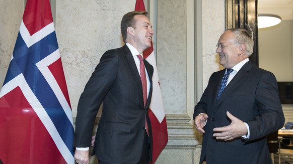 Swiss Federal President Johann Schneider Ammann, right, speaks with Borge Brende, Foreign Minister of Norway, in Bern, Switzerland, on Monday, October 24. 2016. (KEYSTONE/Marcel Bieri)
Bundespraeside ...