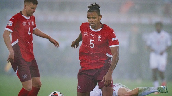 epa11661431 Switzerland's Manuel Akanji and Nico Elvedi and Denmark's Rasmus Hoejlund in acion during the UEFA Nations League soccer match between Switzerland and Denmark in St. Gallen, Swit ...