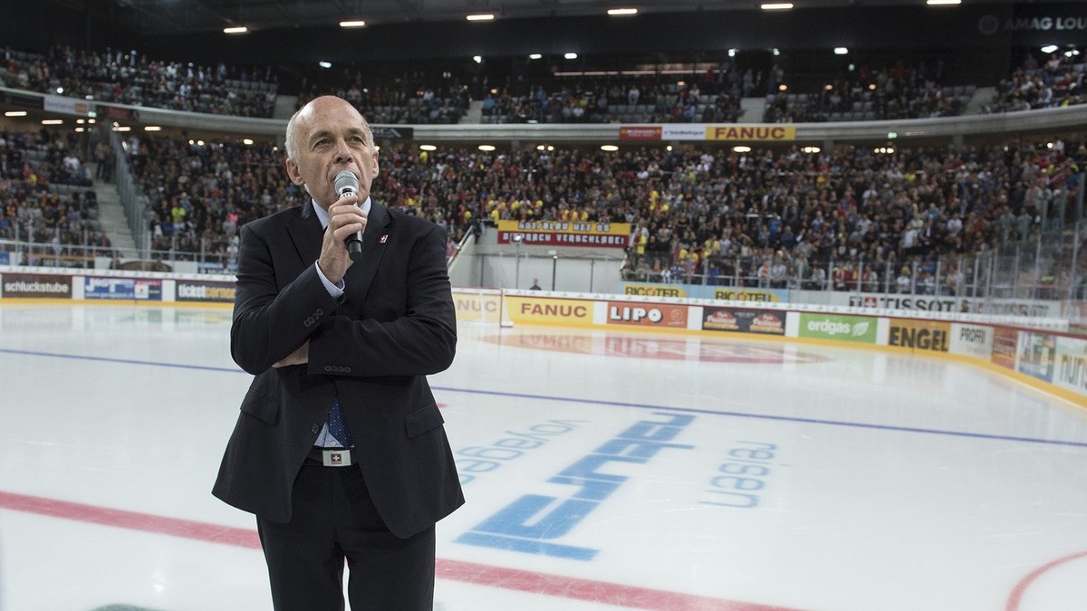 Bundesrat Ueli Maurer spricht vor dem 1. Spiel in der neuen Tissot-Arena, zwischen dem EHC Biel und dem HC Lausanne, am Dienstag, 1. September 2015, in der Tissot-Arena in Biel. (KEYSTONE/Marcel Bieri ...