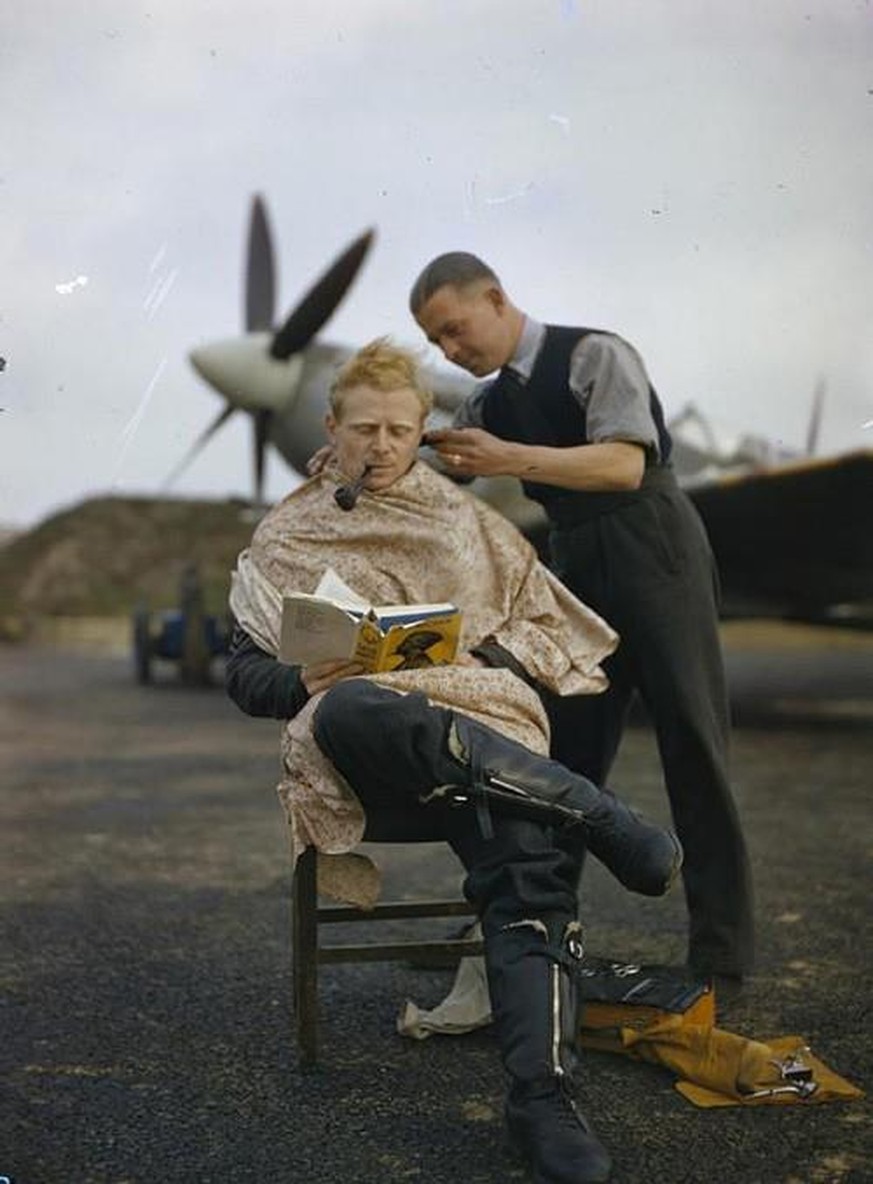 Ein Jägerpilot der Royal Air Force bekommt einen Haarschnitt, 1942.