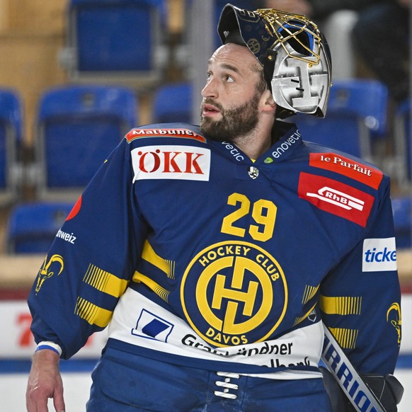 Der Davoser Torhueter Sandro Aeschlimann schaut in Richtung der Spieluhr, im Eishockey-Qualifikationsspiel der National League (NL) zwischen dem HC Davos und den SCL Tigers, am Mittwoch, 18. Dezember  ...