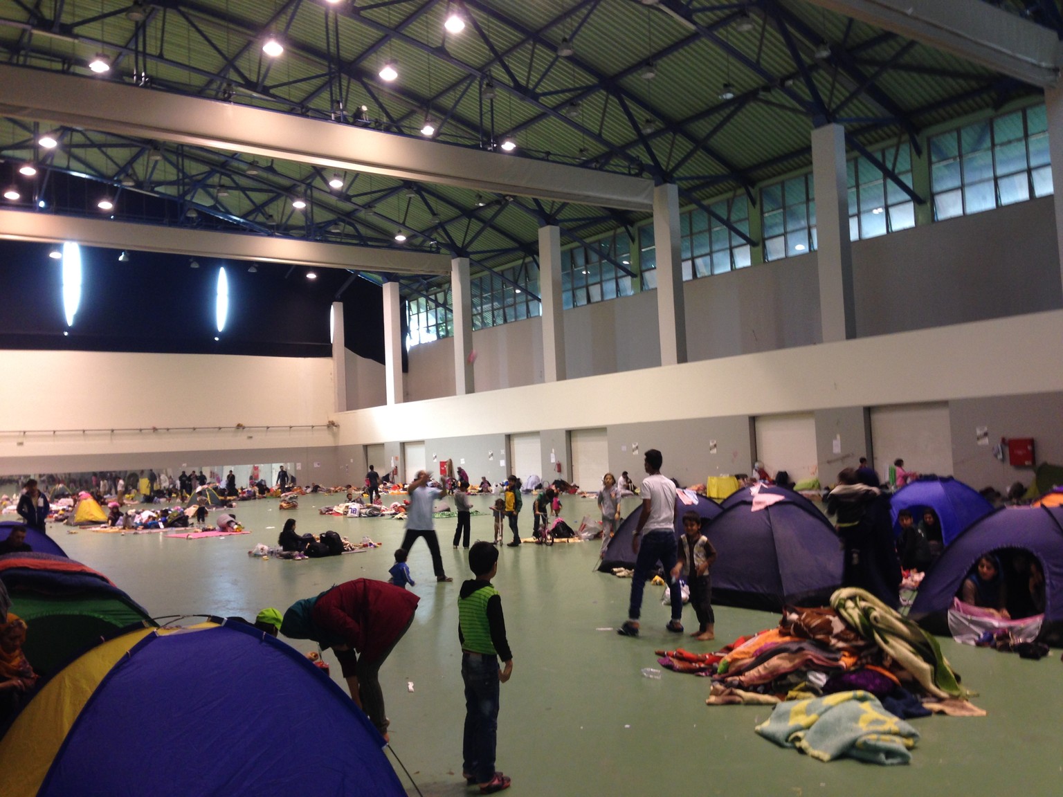 Eine Turnhalle als vorübergehendes Zuhause: Flüchtlinge in Athen.