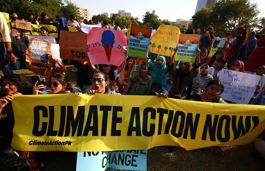epa07856940 People participate in a climate march, organised by Climate Action Now, in Karachi, Pakistan, 20 September 2019. Millions of people around the world from Sydney to Bangkok and Berlin to Ne ...