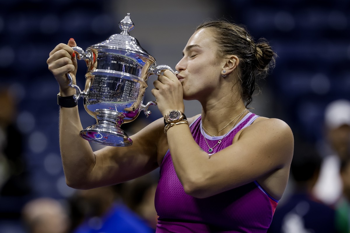 epaselect epa11592519 Aryna Sabalenka of Belarus kisses the winner's trophy after defeating Jessica Pegula of the United States following their singles finals match during the US Open Tennis Cham ...