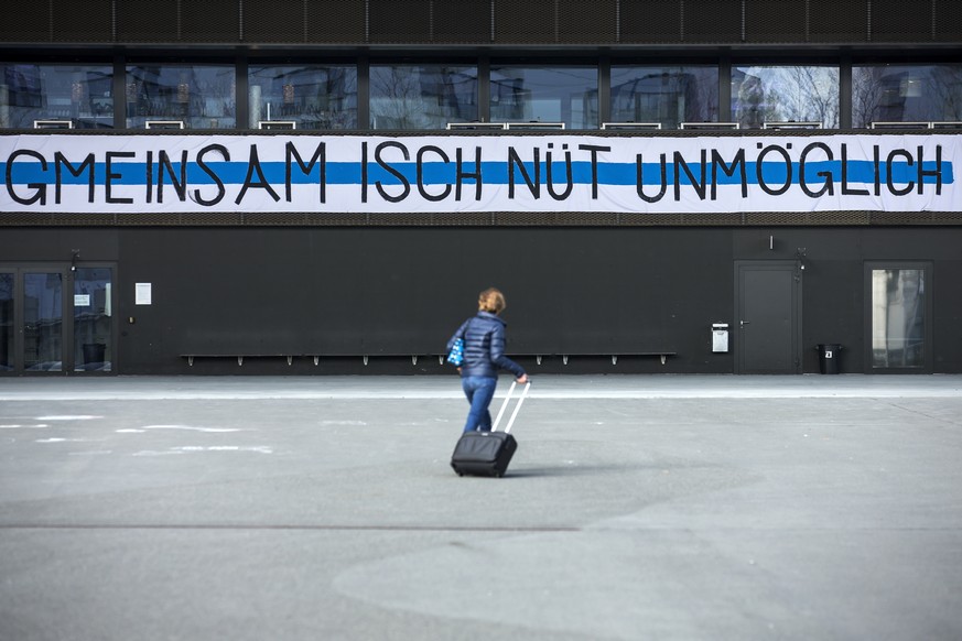 Ein Transparent mit der Aufschrift &quot;GMEINSAM ISCH NUET UNMOEGLICH&quot;, fotografiert am Donnerstag, 6. April 2017, in Zug. Anlaesslich des Finaleinzuges des EV Zug hat der Stadtrat von Zug entsc ...