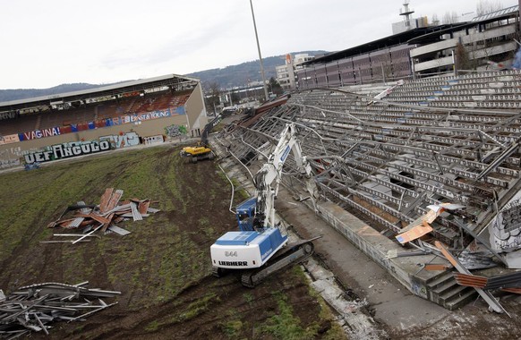 Die Bauarbeiten zum Abbruch des Hardturm-Stadions beginnen am Donnerstag, 4. Dezember 2008 in Zuerich. Das Stadion Hardturm war seit September 2007 leer gestanden. Gegen die entsprechende Bewilligung  ...