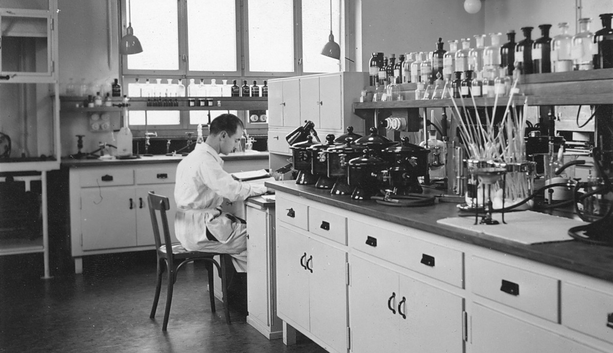 Albert Hofmann im Labor.