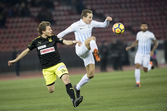 Grasshopper Numa Lavanchy, links, kaempft um den Ball gegen Zuerichs Cedric Brunner, rechts, im SchweizerCup Halbfinal Fussballspiel zwischen dem FC Zuerich und dem Grasshopper Club Zuerich im Letzigr ...