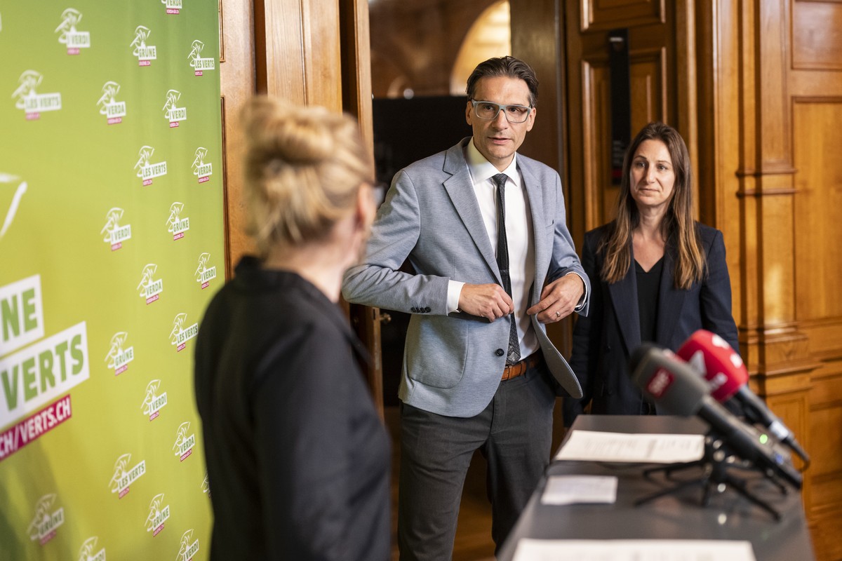 Der Gruene Nationalrat Gerhard Andrey, FR, Mitte, kommt zum Point de Presse, um seine Kandidatur fuer den Bundesrat zu kommentieren, zwischen Aline Trede, der Fraktionschefin der Gruenen Fraktion im P ...