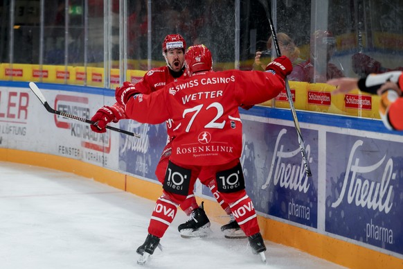 Yannick-Lennart Albrecht (SCRJ), links, und Gian-Marco Wetter (SCRJ) jubeln nach dem 1:0 waehrend der Meisterschaftspartie der National League zwischen den SC Rapperswil Jona Lakers und dem EV Zug, am ...