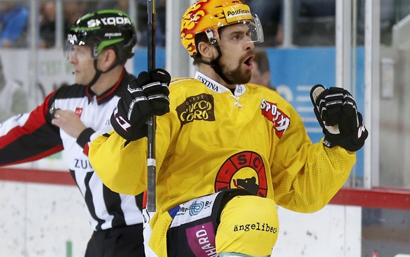 Berns Topscorer Mark Arcobello jubelt nach seinem Tor zum 0-1 gegen Biels Goalie Jonas Hiller im Eishockey Meisterschaftsspiel der National League A zwischen dem EHC Biel und dem SC Bern, am Samstag,  ...