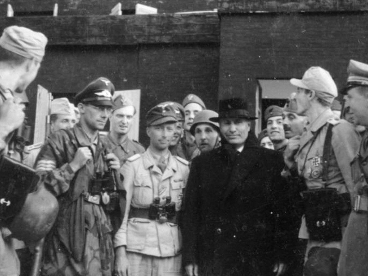 Benito Mussolini (in der Mitte) in Begleitung seiner «Befreier» am 12. September 1943 auf dem Gran Sasso in den Abruzzen. Major Harald Mors, der deutsche Offizier, der massgeblich an der Aktion beteil ...