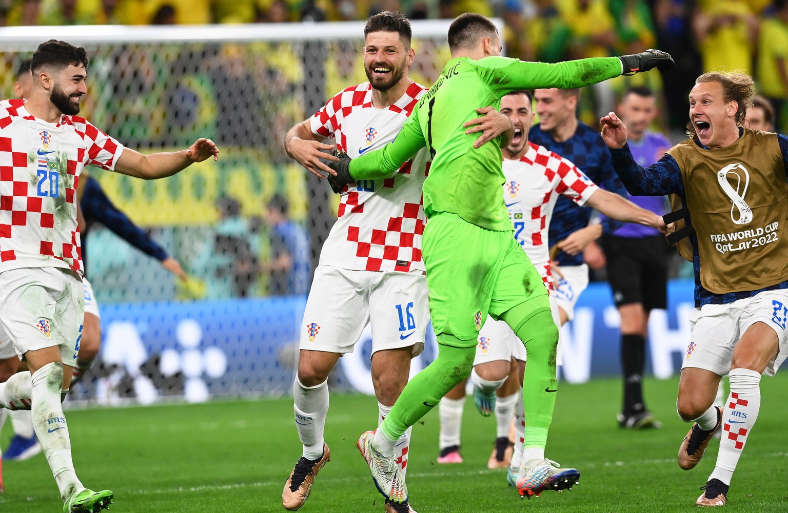 epa10357474 Croatia&#039;s goalkeeper Dominik Livakovic (C-R) and teammates celebrate after winning the penalty shoot-out of the FIFA World Cup 2022 quarter final soccer match between Croatia and Braz ...