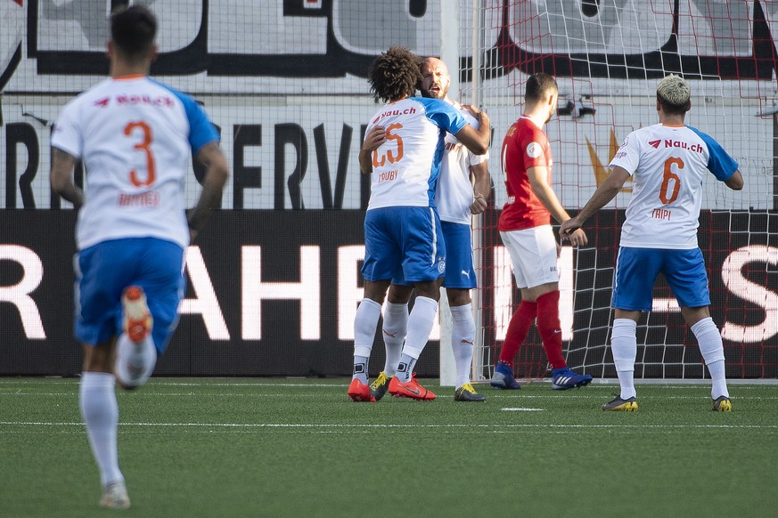 Grasshopper Arlind Ajeti, Mitte, jubelt nach seinem Tor (1-1) mit Grasshopper Caiuby Francisco Da Silva, zweite-links, an der Seite Grasshopper Gjelbrim Taipi, rechts, im Fussball Meisterschaftsspiel  ...