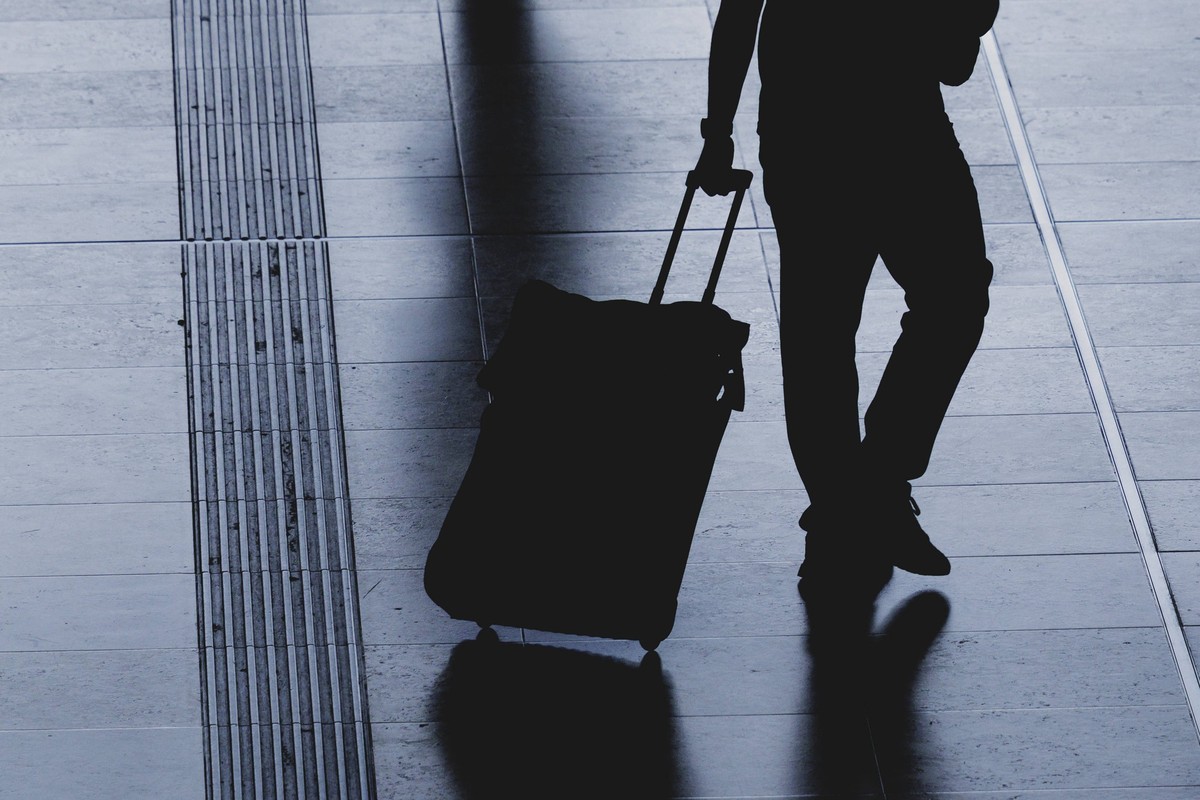 Ein Koffer wird gezogen von einer Person am Flughafen BER Berlin Brandenburg, aufgenommen in Schoenefeld, 04.06.2026. Schoenefeld Deutschland *** A suitcase is pulled by a person at BER Berlin Branden ...