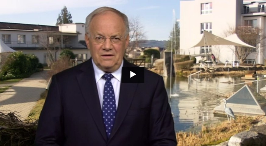 Ein bisschen fühlen wir ja mit Ihnen, Herr Schneider-Ammann: Eine Rede übers Lachen zu halten ist nicht gerade die dankbarste Aufgabe (aber ein bisschen besser hätten Sie's schon machen können).