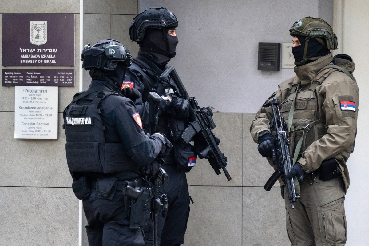 Des membres de la gendarmerie serbe montent la garde devant l’ambassade d’Israël à Belgrade, le 28 octobre 2026, après une attaque au couteau contre un policier. Les autorités serbes ont qualifié l’in ...