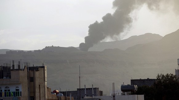 Sanaa: Über einem angeblichen Waffendepot in der jemenitischen Hauptstadt steigt Rauch auf. Die saudi-arabische Luftwaffe fliegt seit Wochen Angriffe im Nachbarland.&nbsp;