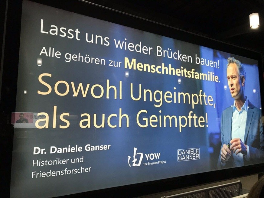 Daniele Ganser inszeniert sich als «Brückenbauer» und empfiehlt seinen Anhängern in der schwersten Gesundheitskrise der Neuzeit lieber «Digital Detox» als sich zu impfen. 