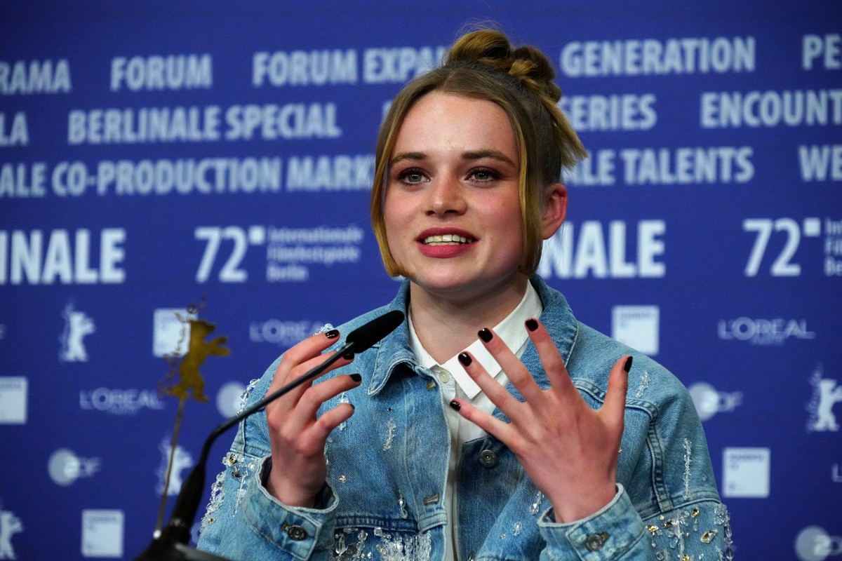 epa09753627 Swiss actress Luna Wedler attends a press conference for 'Der Passfaelscher' (The Forger) during the 72nd annual Berlin International Film Festival (Berlinale) in Berlin, Germany ...