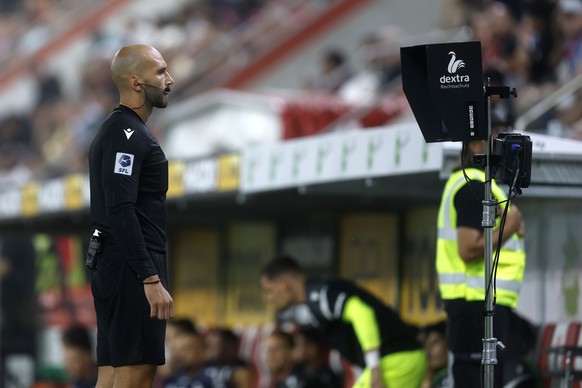 Schiedsrichter Marijan Drmic prueft ein vermeintliches Tor von Lausanne auf dem VAR-Bildschirm, im Super League Spiel zwischen dem FC Thun und dem FC Lausanne-Sport, am Mittwoch, 2. September 2026 im  ...
