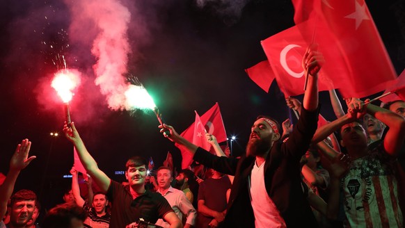 epaselect epa05433862 Supporters of Turkish President Recep Tayyip Erdogan shout slogans and hold flags during a demonstration against the 15 July failed coup attempt, at Taksim Square, in Istanbul, T ...