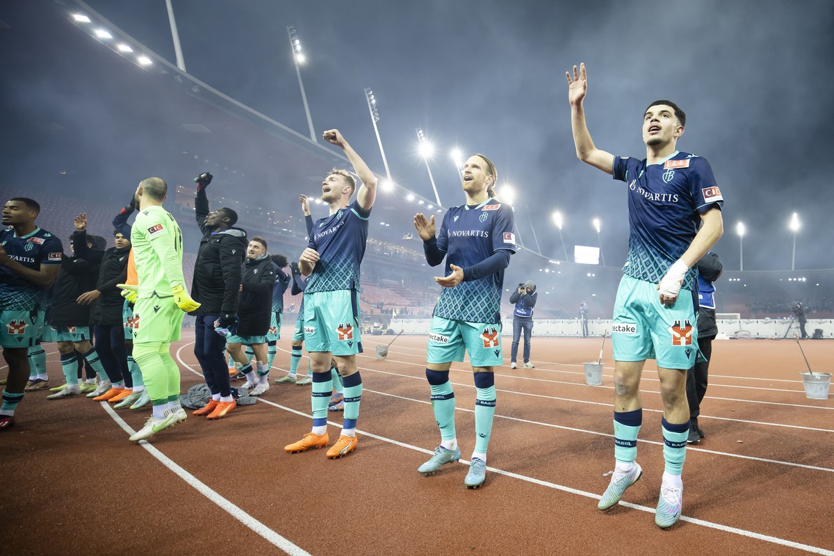 FC Basels Zeki Amdouni, rechts, jubelt mit Teamkollegen nach ihrem Sieg im Schweizer Fussball Cup 1/8 Finalspiel zwischen dem Grasshopper Club Zuerich und dem FC Basel FCB im Letzigrund Stadion, am Mi ...