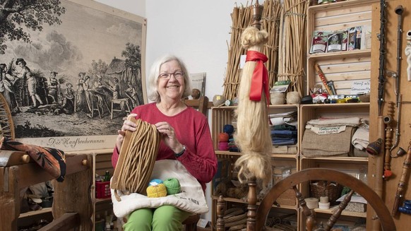 Ruth Zwahlen sitzt in einem Zimmer des Hanfmuseums.