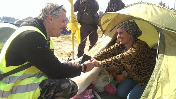 Michael Grossenbacher mit Suher bei ihrem Zelt.&nbsp;