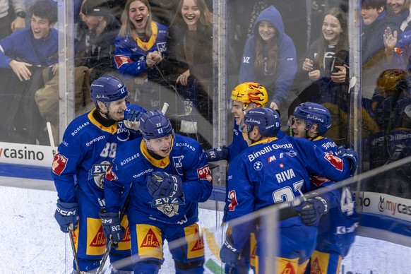 Jubel bei Zugs Sven Senteler, Zugs Nando Eggenberger, Zugs Gregory Hofmann, Zugs Elia Riva und Zugs Andreas Wingerli, von links, im Spiel der Eishockey National League zwischen dem EV Zug und dem EHC  ...