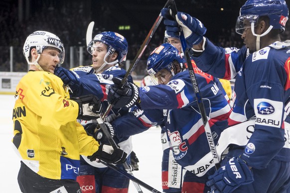 Berns Simon Bodenmann, links, kaempft gegen die Zuercher im zweiten Eishockey Playoff-Halbfinalspiel der National League zwischen den ZSC Lions und dem SC Bern am Donnerstag, 29. Maerz 2018, im Zuerch ...