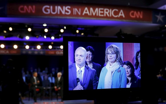 An der Live-Veranstaltung mit dabei: Gabrielle Giffords, Ex-Abgeordnete und Opfer von Waffengewalt, mit ihrem Mann, Ex-Astronaut Mark Kelly.