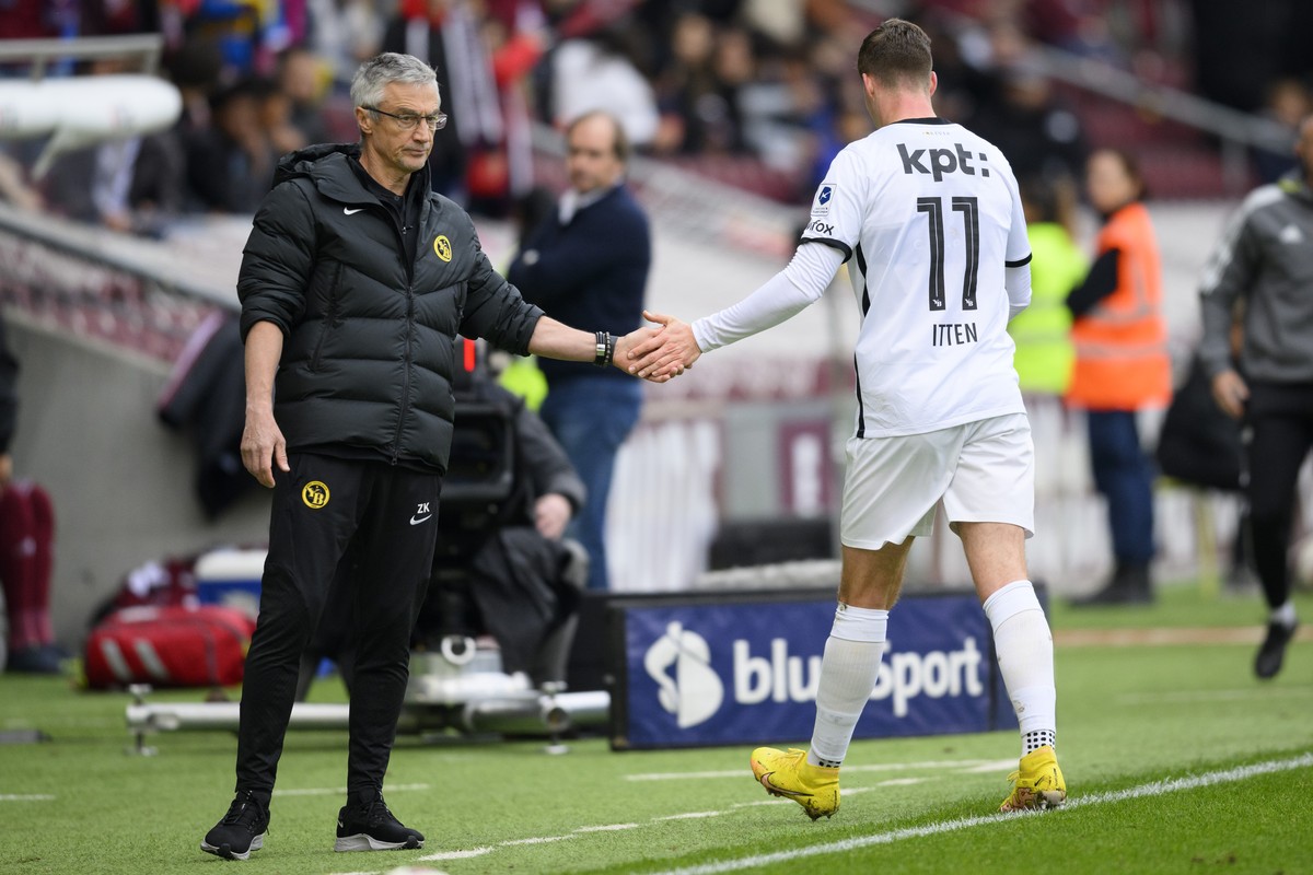 L'attaquant bernois Cedric Itten, droite, sort apres avoir recu un carton rouge et salue l�entraineur assistant bernois Zoltan Kadar, gauche, lors de la rencontre de football de Super League entr ...