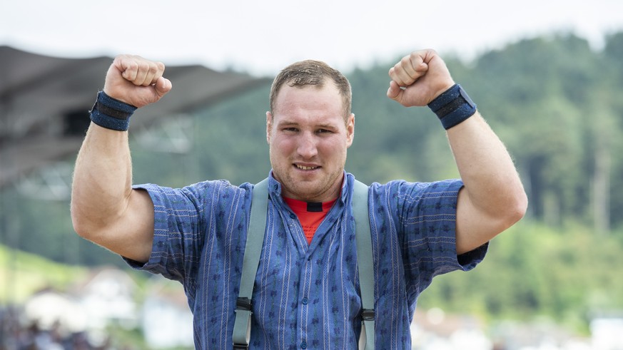 Joel Wicki, feiert seinen Sieg nach dem Schlussgang gegen Joel Ambuehl beim 116. Innerschweizer Schwing und Aelplerfest vom Sonntag, 2. Juli 2023 in Dagmersellen in Kanton Luzern. (KEYSTONE/Urs Flueel ...