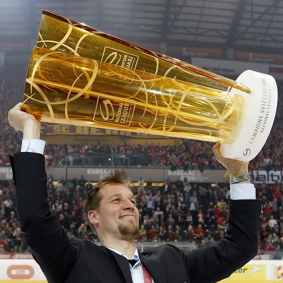 ARCHIV - ZUR VERPFLICHTUNG VON ANTTI TOERMAENEN ALS NEUEN TRAINER DES EHC BIELS, AM MONTAG, 11. DEZEMBER 2017, ERHALTEN SIE FOLGENDE ARCHIVBILDER ---- Bern&#039;s head coach Antti Toermaenen celebrate ...