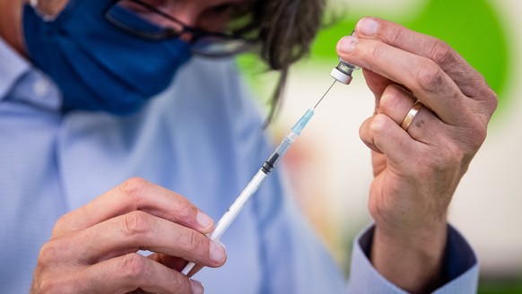 Eine Auffrischimpfung wird vorbereitet, am Mittwoch, 10. November 2021, im Altersheim Giardino in Chiasso. Die Boosterimpfung wird Personen ueber 65 Jahren empfohlen, deren letzte Impfung gegen Covid- ...