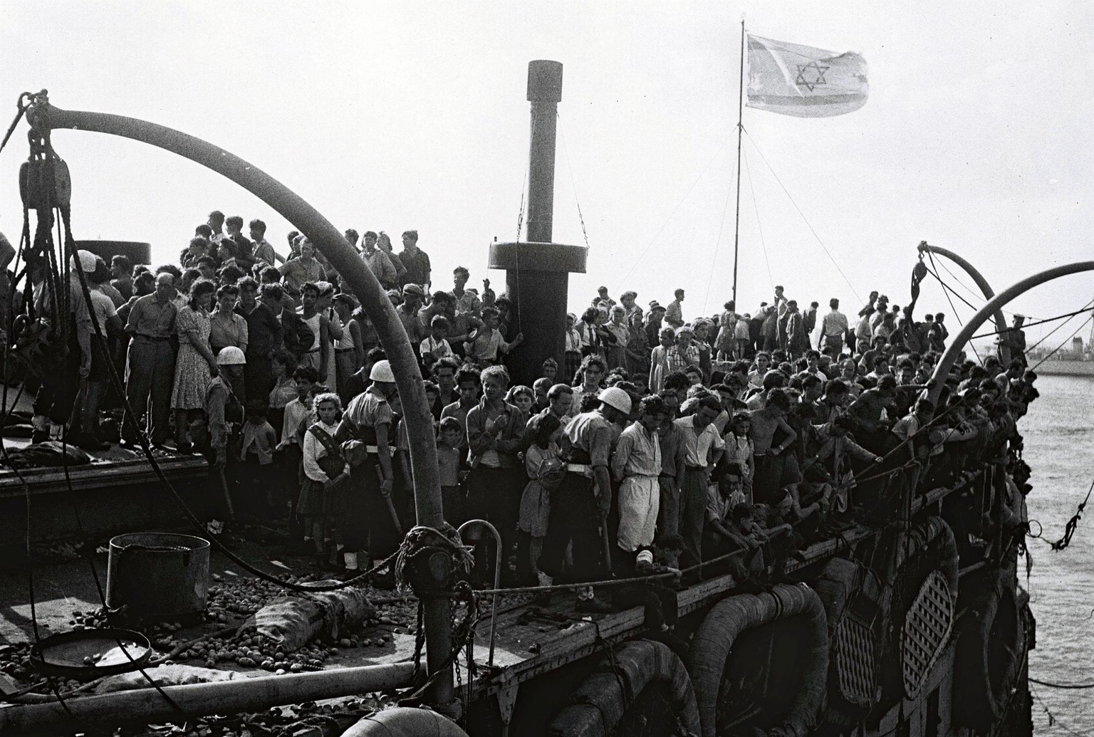 Das mit jüdischen Flüchtlingen überfüllte Oberdeck der <em>Exodus</em> im Hafen von Haifa, 18. Juli 1947. 