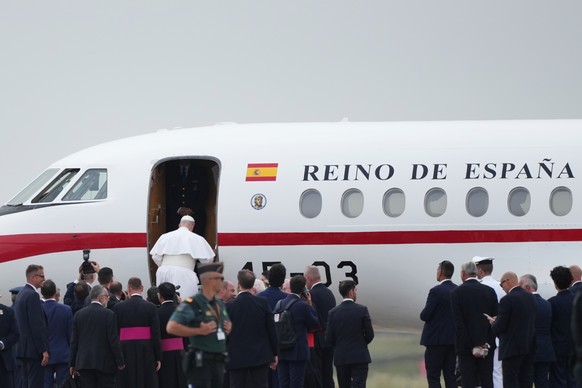 Pope Leo XIV boards a Spanish royal Falcon aircraft after his charter plane experienced technical difficulties at Tenerife Norte-Los Rodeos International Airport in Tenerife, Canary Islands, Spain, Fr ...