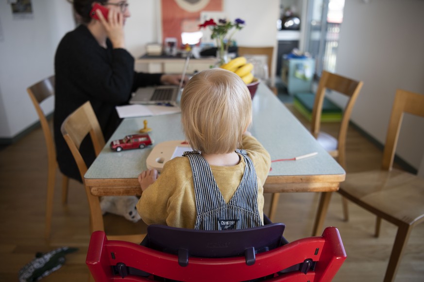 Eine Mutter beim Homeoffice mit ihrem Kind, am Sonntag, 15. Maerz 2020, in Zuerich. Wegen der Coronavirus-Pandemie hat der Bundesrat das oeffentliche Leben massiv eingeschraenkt. Die Leute sind dazu a ...