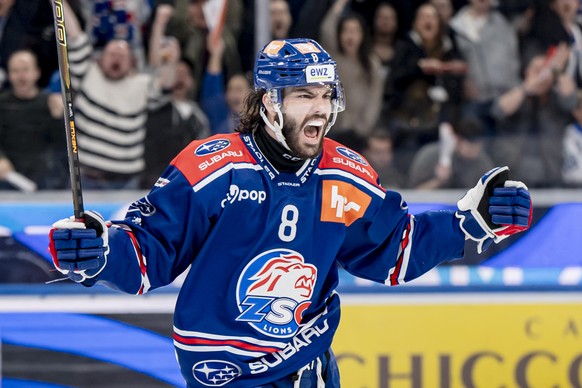 Willy Riedi (ZSC) jubelt nach seinem Treffer zum 1:0 im vierten Playoff Finalspiel der Eishockey National League zwischen den ZSC Lions, ZSC, und dem Lausanne HC, LHC, am Dienstag 22. April 2025 in de ...