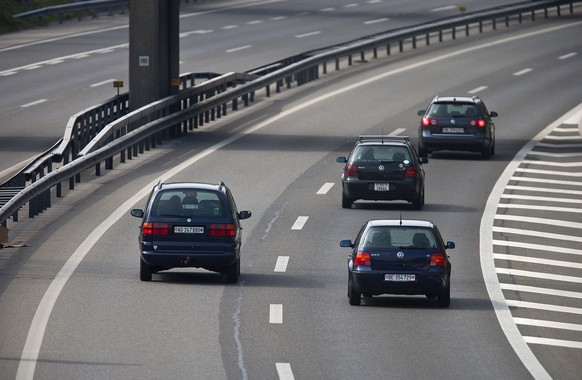 THEMENBILD ZUR SESSION THEMA RECHTSVORBEIFAHREN AUF AUTOBAHN --- Autos sind unterwegs auf der Autobahn A1 in Oftringen im Kanton Aargau, aufgenommen am 25. September 2009. (KEYSTONE/Gaetan Bally)